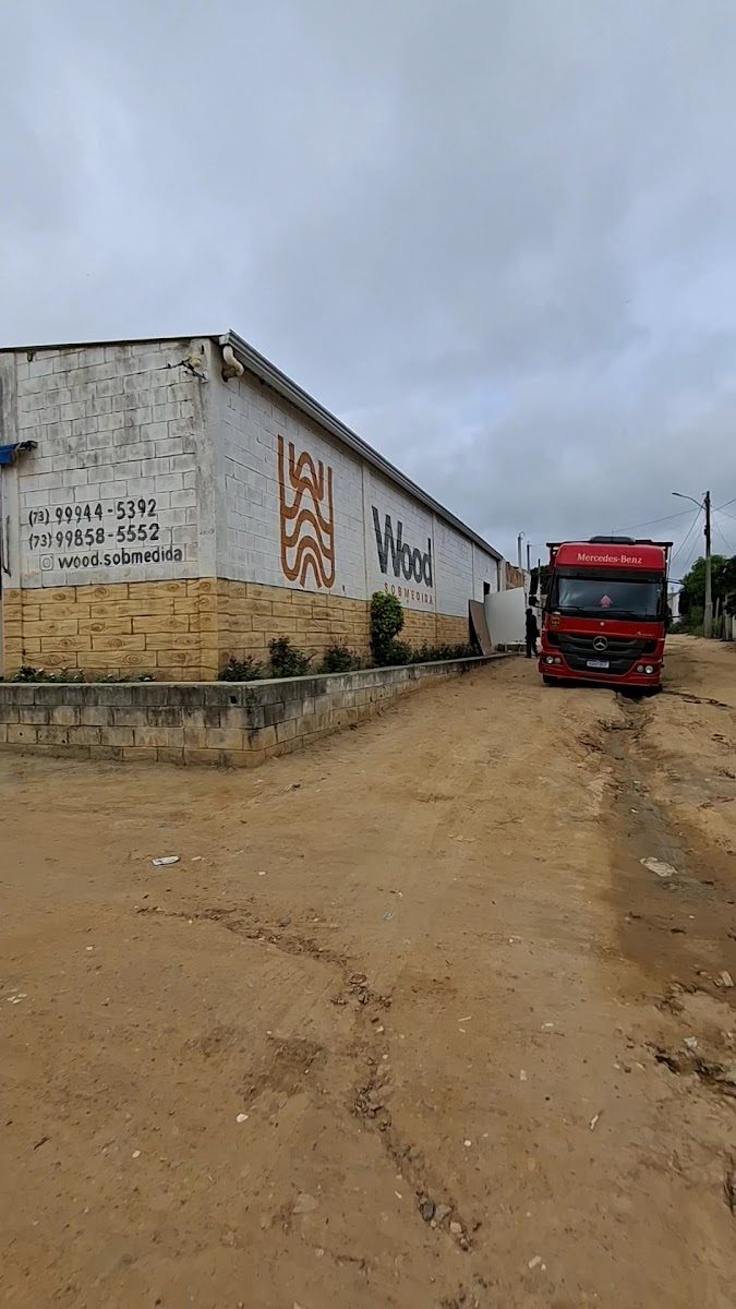 Fachada da Wood.sobmedida em Teixeira de Freitas com logo pintado na parede