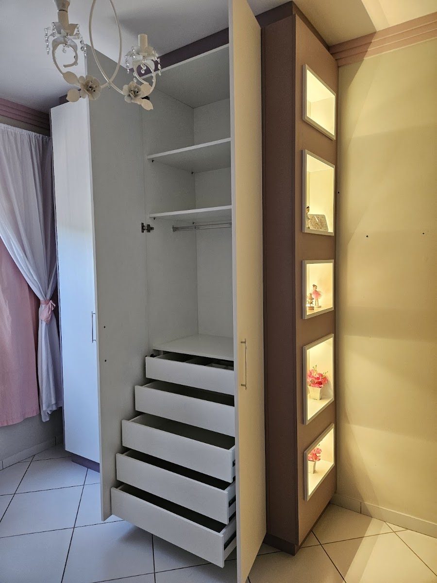 Closet planejado pela Wood.sobmedida com gaveteiro e prateleiras em madeira clara
