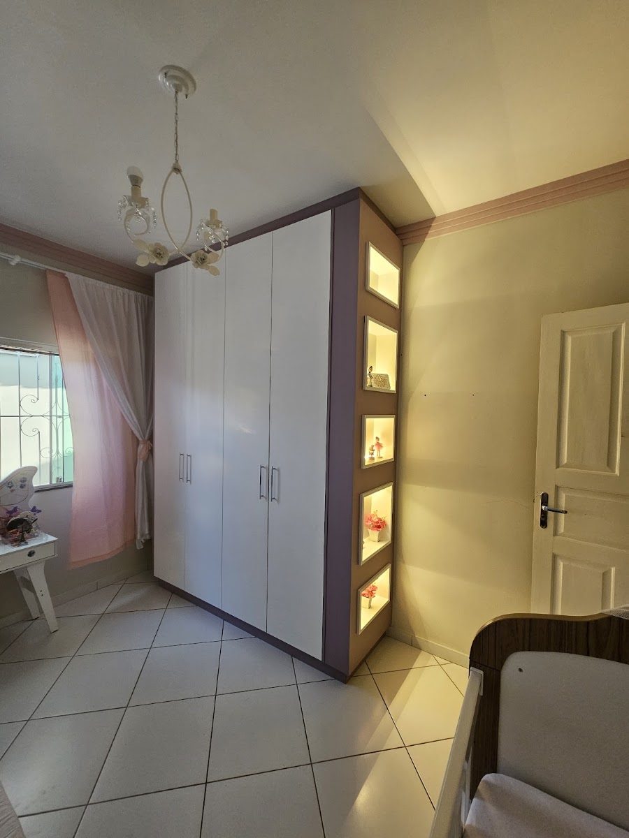 Closet planejado visto de outro ângulo, com nichos iluminados